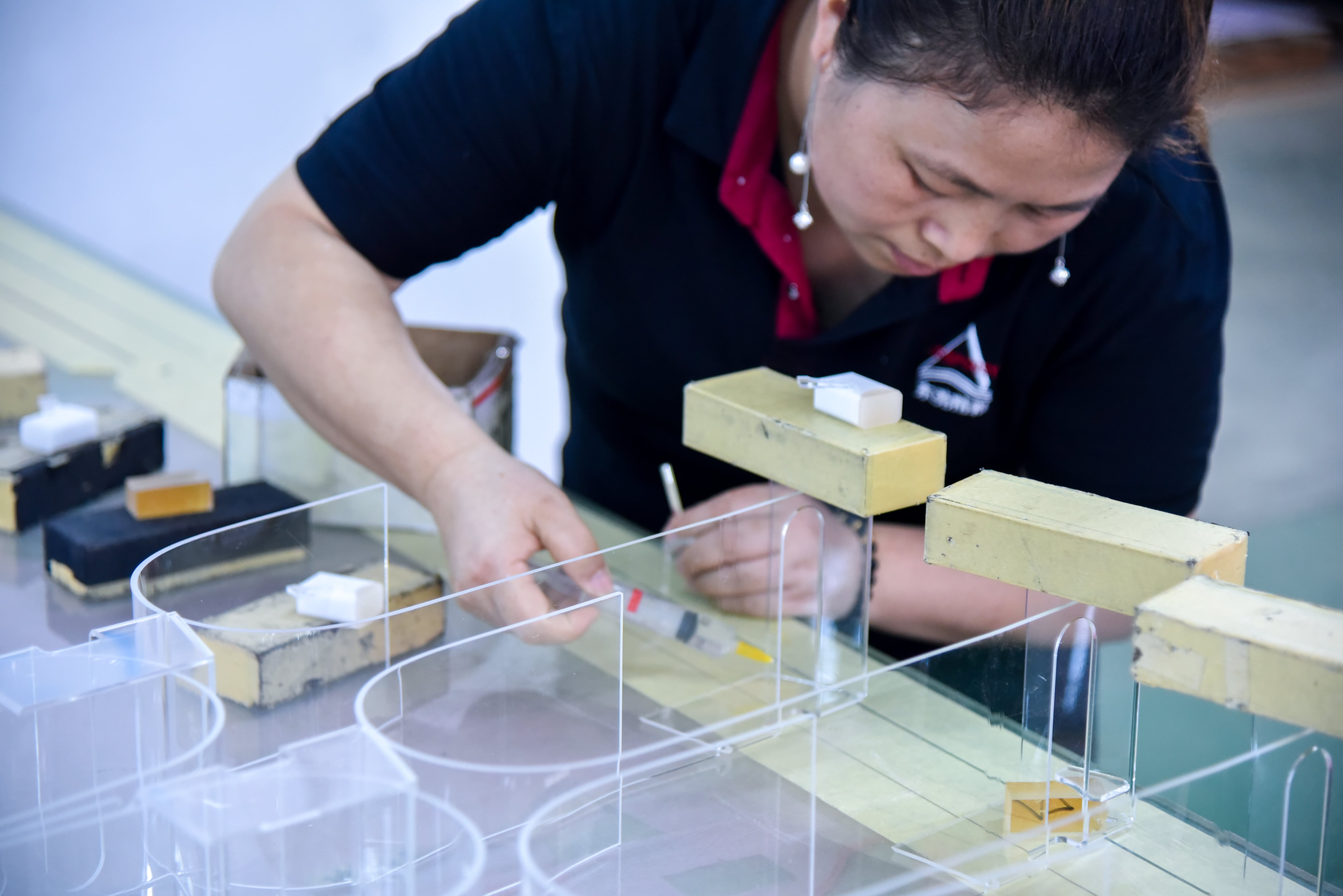 知道了這些，你就了解了亞克力展示架的粘貼問題