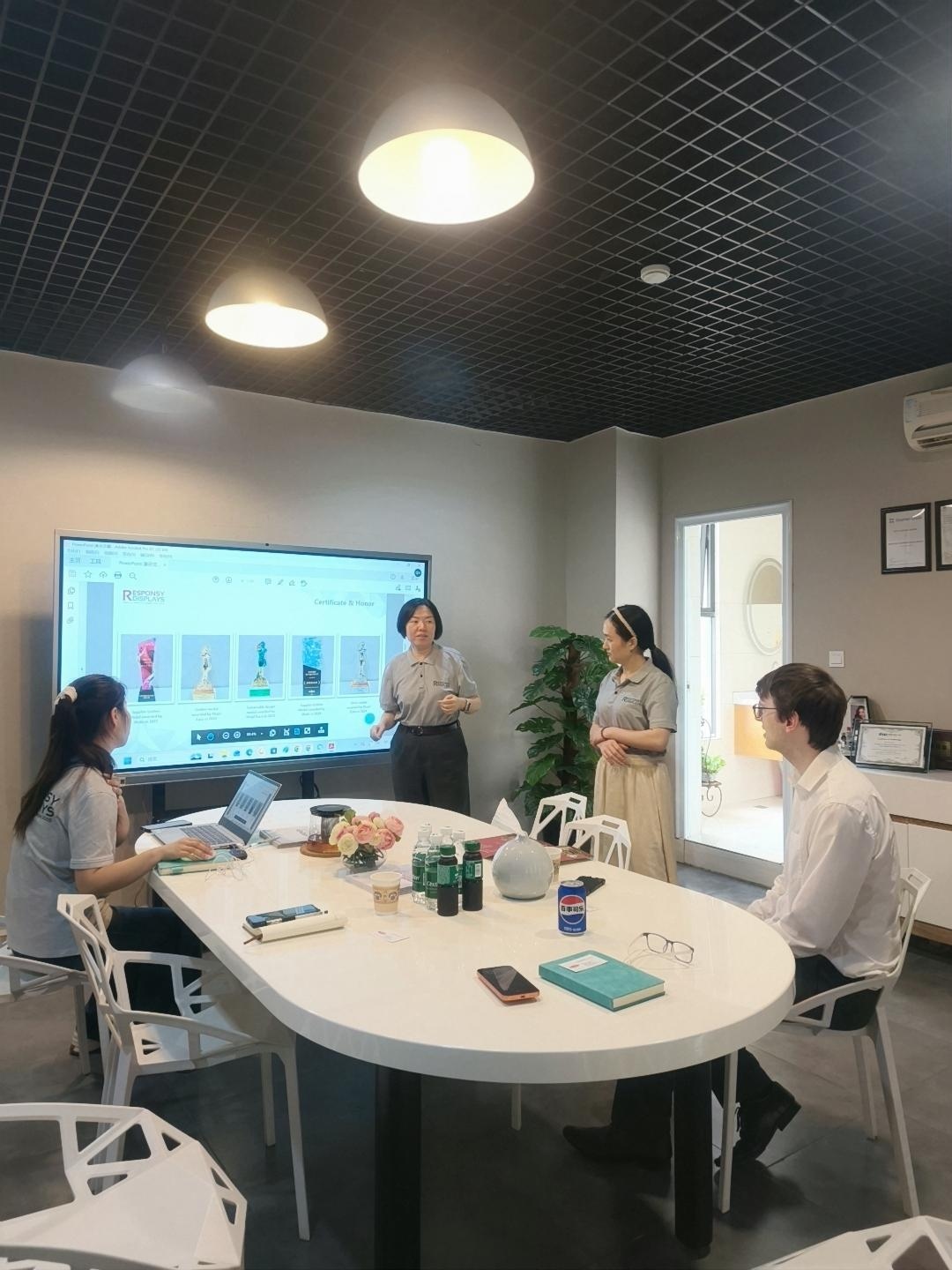 熱烈歡迎英國客戶蒞臨東莞精彩展示參觀考察